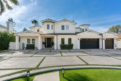Veloz luxury rehab residence in Los Angeles featuring a private entrance, spacious modern architecture, landscaped grounds, and a discreet residential treatment setting.